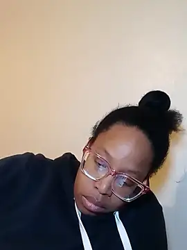 Snapshot of madamsensuale chatting on February 25, 5:19 am madamsensuale online show from February 25, 5:19 am