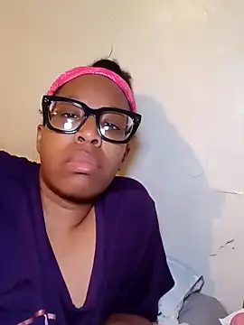 Snapshot of madamsensuale chatting on March 22, 3:20 am madamsensuale online show from March 22, 3:20 am