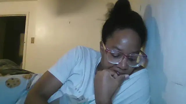 Snapshot of madamsensuale chatting on December 3, 6:10 am madamsensuale online show from December 3, 6:10 am