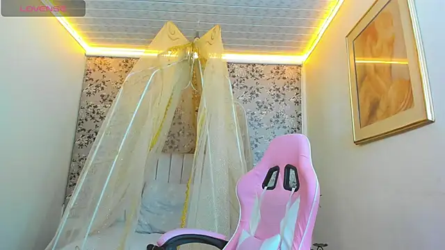 Snapshot of agatha_rusell_ chatting on February 5, 12:31 am agatha rusell online show from February 5, 12:31 am