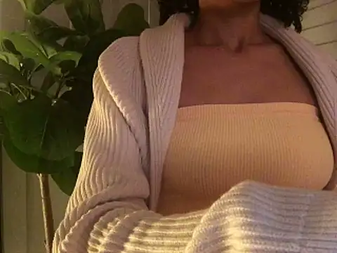 Snapshot of loveofbea chatting on December 18, 3:04 am loveofbea online show from December 18, 3:04 am