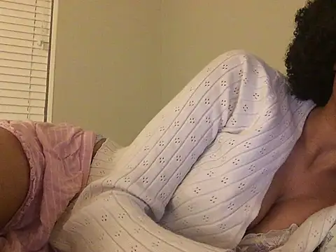 Snapshot of loveofbea chatting on January 4, 11:43 am loveofbea online show from January 4, 11:43 am