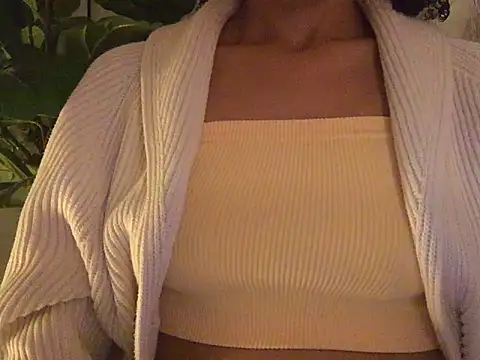 Snapshot of loveofbea chatting on December 18, 6:10 am loveofbea online show from December 18, 6:10 am