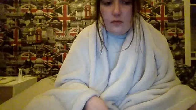 Lynylou online show from November 30, 7:25 pm