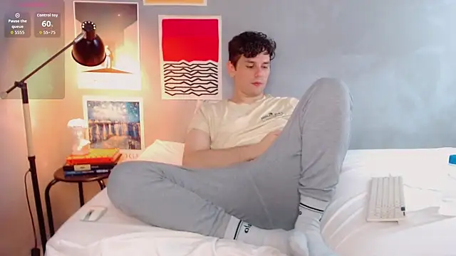 Snapshot of Elio555 chatting on October 30, 12:20 am Elio555 online show from October 30, 12:20 am