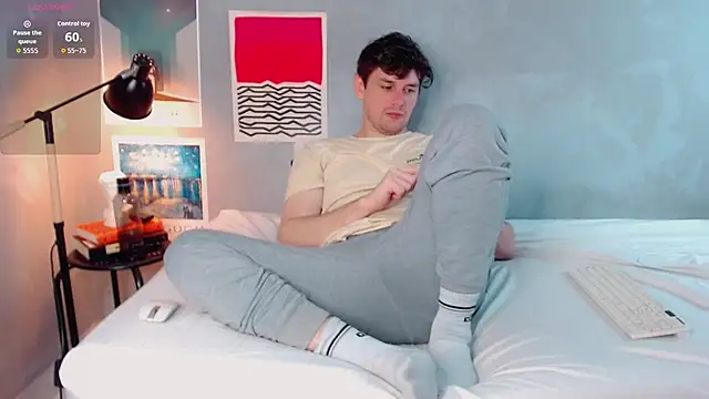 Snapshot of Elio555 chatting on December 13, 8:37 pm Elio555 online show from December 13, 8:37 pm