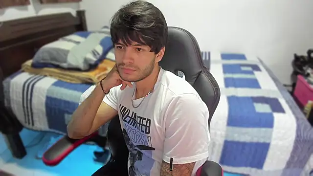 Snapshot of justin_stark7 chatting on December 12, 12:05 am justin stark7 online show from December 12, 12:05 am