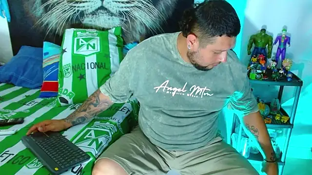 Snapshot of Michaell_Myerss_ chatting on December 16, 3:38 pm Michaell Myerss online show from December 16, 3:38 pm