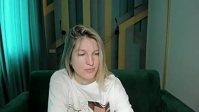 Snapshot of EmilyWalkeri chatting on June 5, 6:52 am EmilyWalkeri online show from June 5, 6:52 am