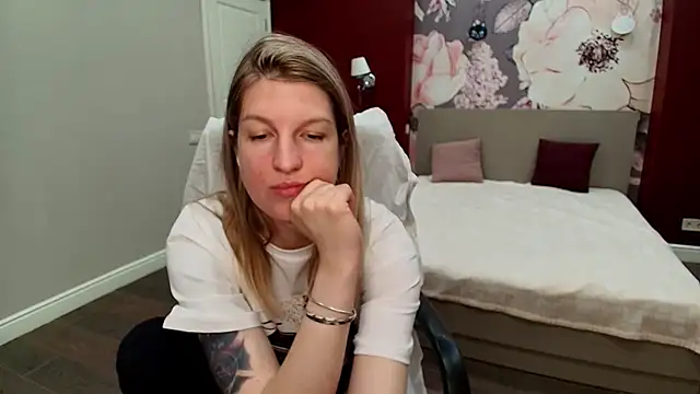 EmilyWalkeri online show from May 7, 6:39 am