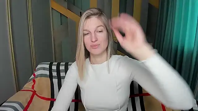 EmilyWalkeri online show from December 19, 7:44 am