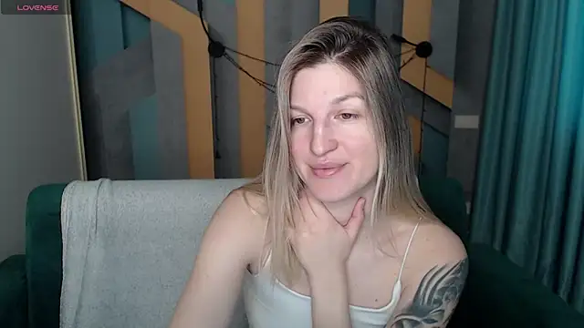 EmilyWalkeri online show from February 18, 7:49 am