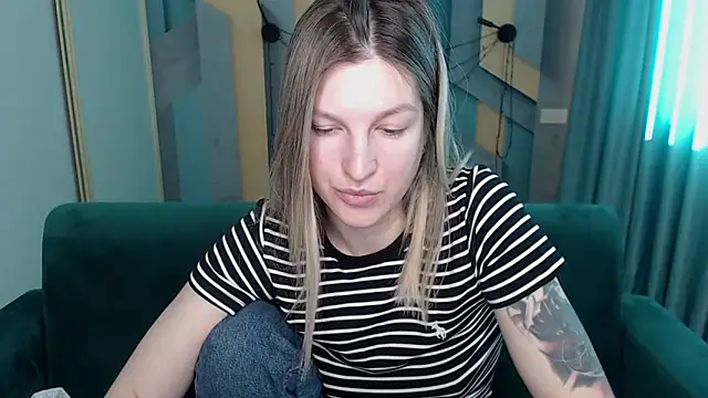 EmilyWalkeri online show from March 5, 8:11 am