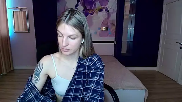 EmilyWalkeri online show from May 4, 7:00 am