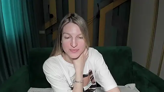 EmilyWalkeri online show from May 13, 6:53 am