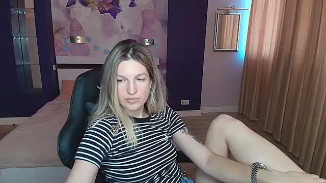 Snapshot of EmilyWalkeri chatting on July 19, 7:28 am EmilyWalkeri online show from July 19, 7:28 am