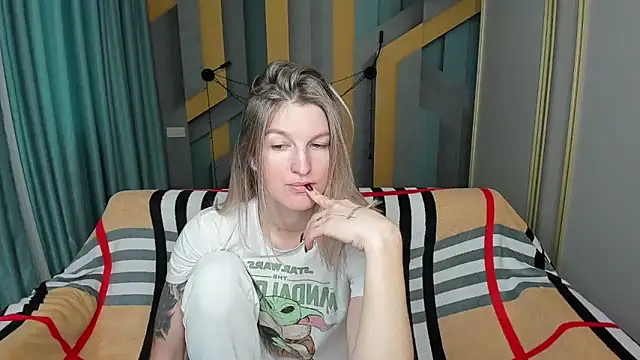 EmilyWalkeri online show from December 3, 8:03 am