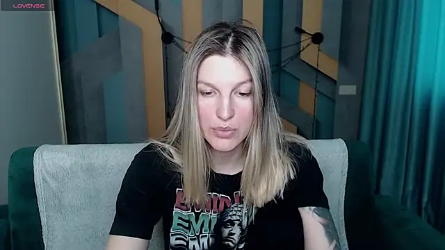 EmilyWalkeri online show from February 8, 8:12 am