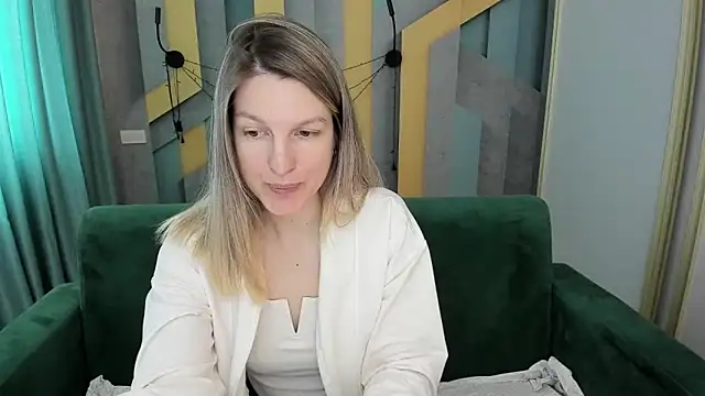 EmilyWalkeri online show from March 25, 7:52 am