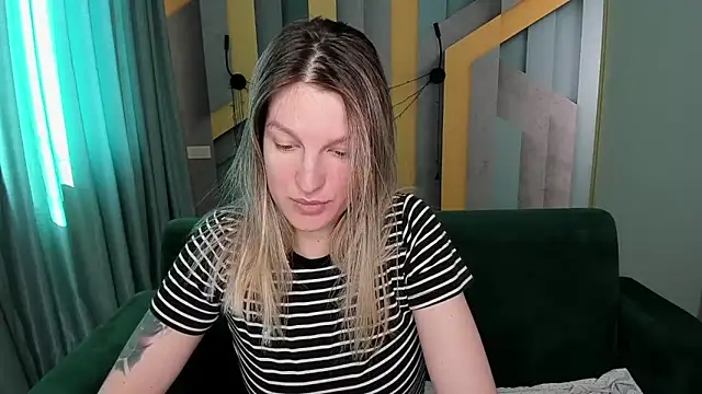 EmilyWalkeri online show from April 10, 7:04 am