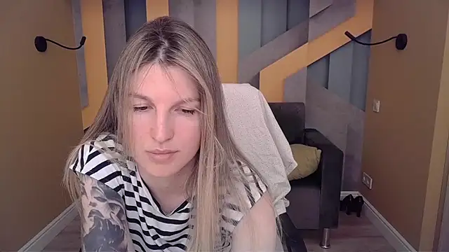 Snapshot of EmilyWalkeri chatting on June 14, 7:42 am EmilyWalkeri online show from June 14, 7:42 am
