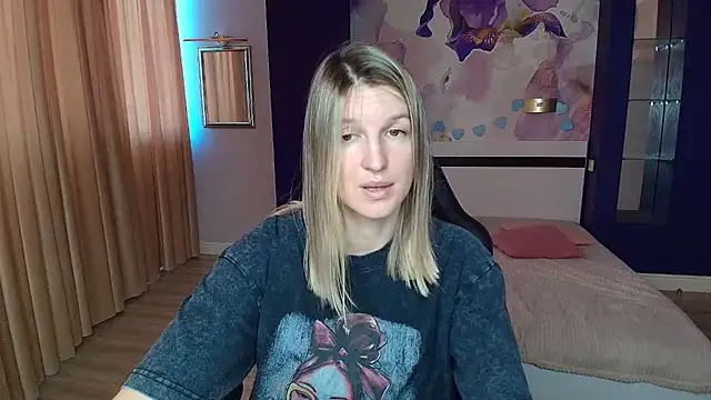 Snapshot of EmilyWalkeri chatting on July 12, 8:37 am EmilyWalkeri online show from July 12, 8:37 am