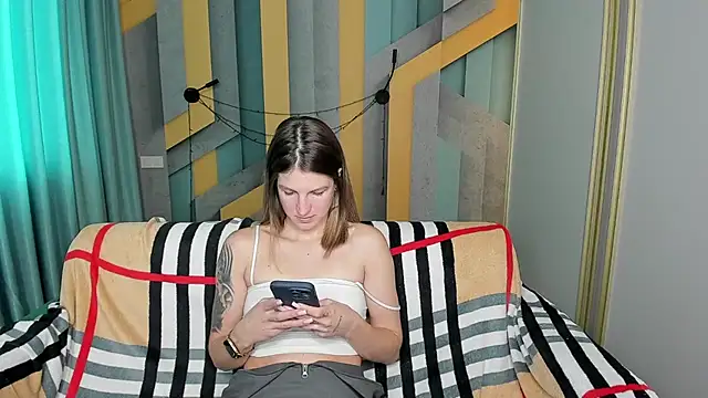 EmilyWalkeri online show from October 17, 7:33 am