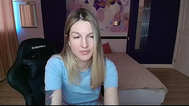 Snapshot of EmilyWalkeri chatting on June 17, 6:46 am EmilyWalkeri online show from June 17, 6:46 am