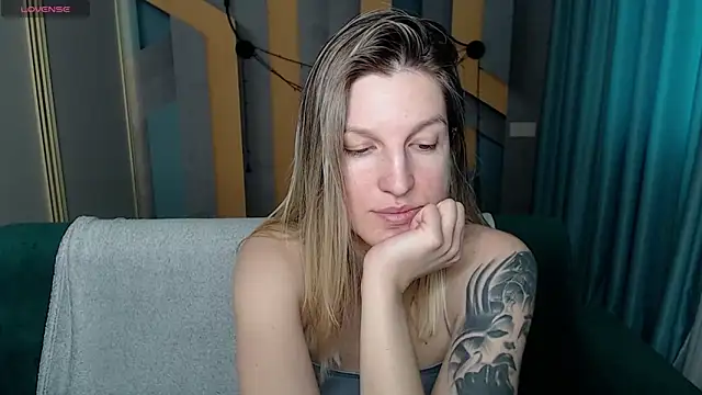 EmilyWalkeri online show from February 13, 8:25 am