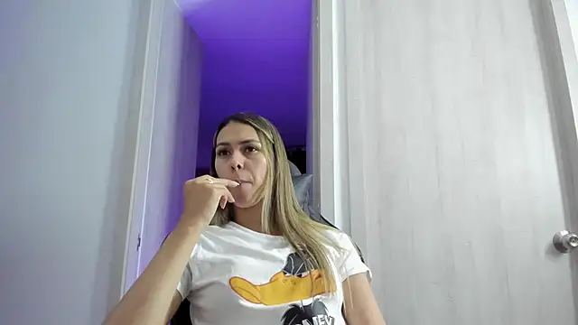 Snapshot of Cristel_Boom chatting on November 6, 1:20 am Cristel Boom online show from November 6, 1:20 am