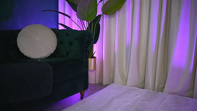 FoxieJullia online show from November 8, 4:49 am