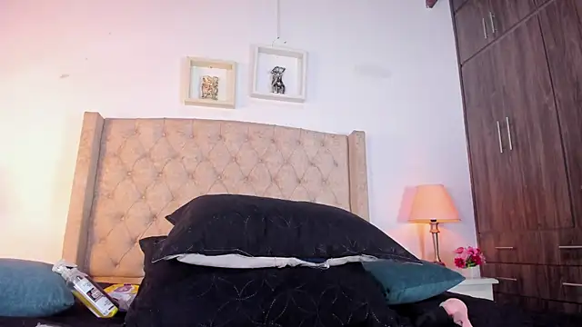 allisson m online show from December 5, 12:15 pm