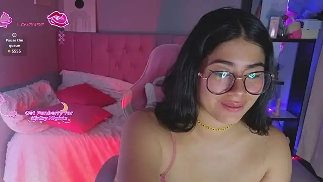 Snapshot of LoaLuxury chatting on February 2, 5:56 pm LoaLuxury online show from February 2, 5:56 pm