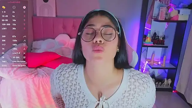 Snapshot of LoaLuxury chatting on February 9, 6:06 pm LoaLuxury online show from February 9, 6:06 pm