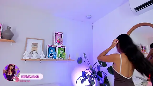 Snapshot of emily_bank chatting on October 7, 7:37 pm emily bank online show from October 7, 7:37 pm