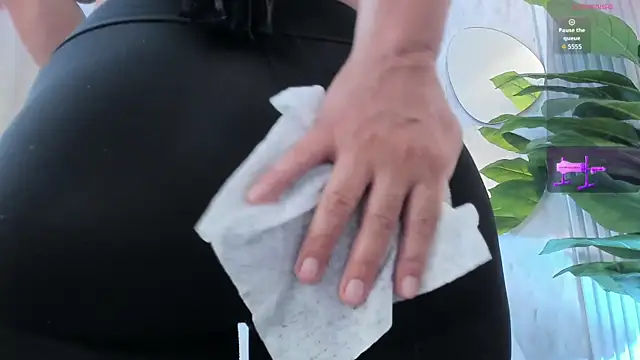 Emelyross  online show from November 6, 7:40 pm