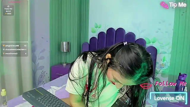 Snapshot of Emelyross_ chatting on February 23, 12:19 am Emelyross online show from February 23, 12:19 am