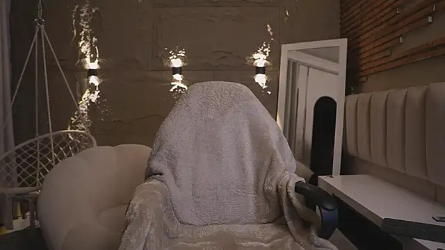 Logan Varela online show from April 8, 12:17 pm