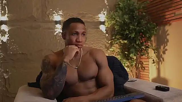 Logan Varela online show from November 18, 9:07 pm