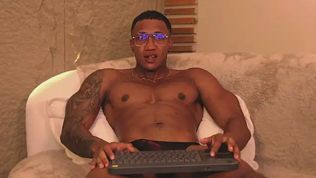 Logan Varela online show from March 18, 1:46 am