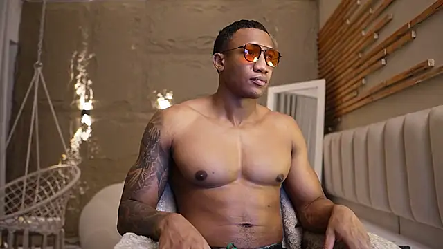 Logan Varela online show from April 4, 4:46 pm