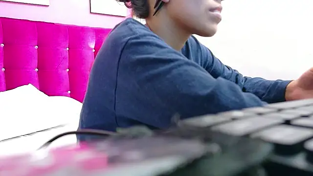 yourcuteneighbourr online show from July 15, 3:24 am