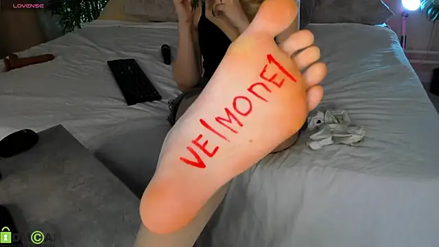 Snapshot of Valerie_Woods chatting on June 4, 1:10 am Valerie Woods online show from June 4, 1:10 am