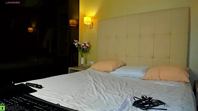 Valerie Woods online show from March 4, 1:13 am