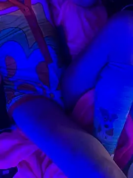 gurlnips online show from December 3, 6:07 pm