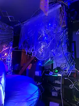 gurlnips online show from December 18, 1:04 pm