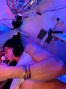 gurlnips online show from November 18, 7:17 pm