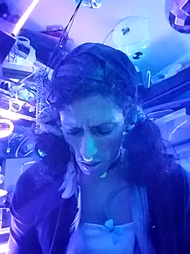 gurlnips online show from March 13, 3:00 am