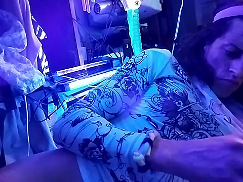 gurlnips online show from March 11, 12:10 pm