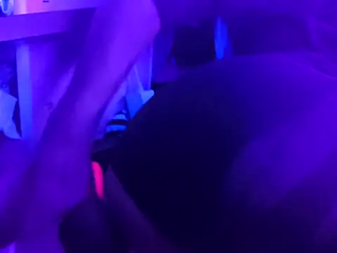 gurlnips online show from April 17, 9:45 am